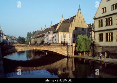 FRANCIA, BAS RHIN (67) ALSAZIA, STRASBURGO, L'ANCIENNE DOUANE SITUATO NELLA GRANDE ISOLA DI STRASBURGO, IL CUORE STORICO DELLA CITTÀ SULLE RIVE DEL Foto Stock