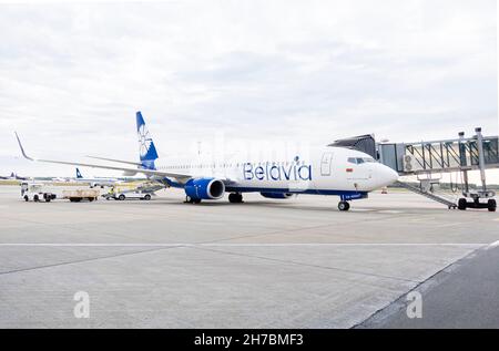 Belavia compagnie aeree Boeing 737-800 aereo su un asfalto nel suo hub di Minsk International Airport, MSQ, Bielorussia Foto Stock