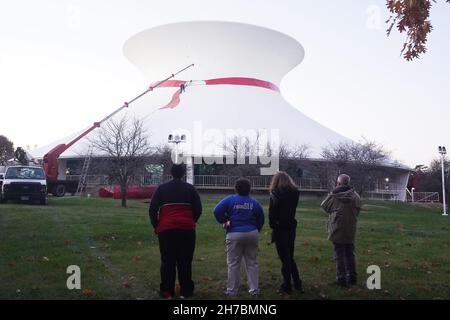 St. Louis, Stati Uniti. 21 Nov 2021. La gente si ferma a guardare mentre l'arco annuale di festa è installato sul Planetario al St. Louis Science Center a St. Louis Domenica, 21 novembre 2021. Foto di Bill Greenblatt/UPI Credit: UPI/Alamy Live News Foto Stock