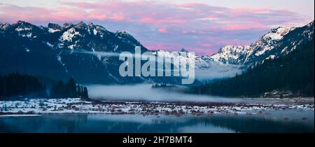 Tramonto al Passo Snoqualmie con nuvole viola Foto Stock