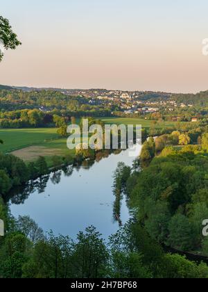 Essen, Nord Reno-Westfalia, Germania - 26 aprile 2020: Vista dalla foresta cittadina di Kettwig verso Werden Foto Stock