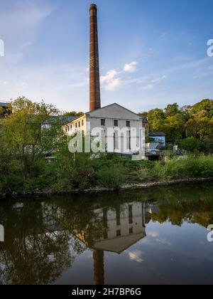 Essen, Nord Reno-Westfalia, Germania - 27 aprile 2020: Vista alla centrale idroelettrica e l'ex fabbrica di carburo Horster Muehle Foto Stock