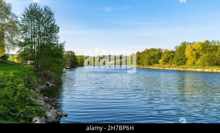 Muelheim an der Ruhr, Renania settentrionale-Vestfalia, Germania - 24 aprile 2020: Vista sul fiume Ruhr con poeple su un kayak e case sullo sfondo Foto Stock