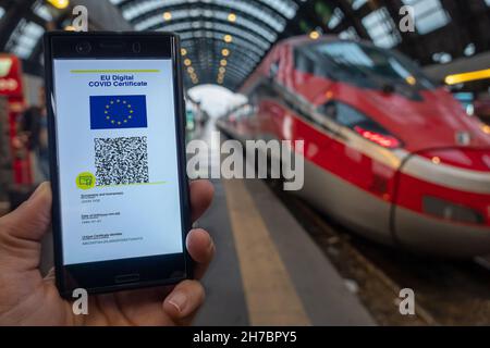 Donna che mostra sullo smartphone certificato di Covid digitale UE. Foto Stock