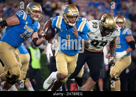 UCLA Bruins quartterback Dorian Thompson-Robinson (1) è spazzato via dalla tasca durante una partita di football dell'università NCAA contro i bufali del Colorado. Foto Stock