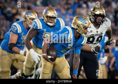 UCLA Bruins quartterback Dorian Thompson-Robinson (1) è spazzato via dalla tasca durante una partita di football dell'università NCAA contro i bufali del Colorado. Foto Stock