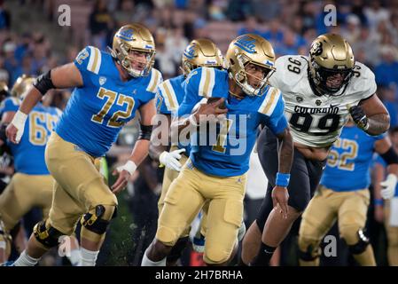 UCLA Bruins quartterback Dorian Thompson-Robinson (1) è spazzato via dalla tasca durante una partita di football dell'università NCAA contro i bufali del Colorado. Foto Stock