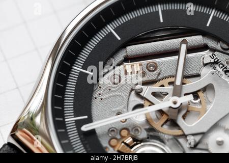 San Pietroburgo, Russia - 19 ottobre 2021: Orologio da polso moderno con scheletro Swatch e movimento al quarzo. Foto da primo piano Foto Stock