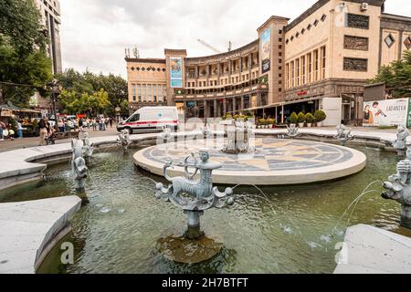 25 maggio 2021, Yerevan, Armenia: Famosa fontana in piazza Charles Aznavour vicino al cinema di Mosca Foto Stock