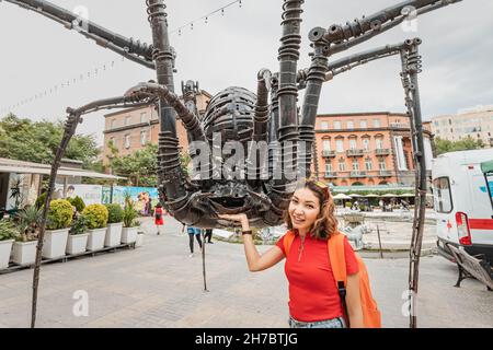 25 maggio 2021, Yerevan, Armenia: Scultura creepy e divertente di un ragno gigante fatto di parti metalliche. Il concetto di aracnofobia e arte contemporanea Foto Stock