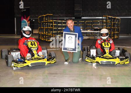 SOLO PER USO EDITORIALE esperto di batteria Professore Saful Islam (centro) della Royal Society of Chemistry (RSC) con i driver go-kart Zakir Hassan (sinistra) e Blair Henry (destra) come RSC ufficialmente completa il titolo Guinness World Records per 'la tensione più alta da una batteria di frutta', a Manchester. Data di emissione: Lunedì 22 novembre 2021. Foto Stock