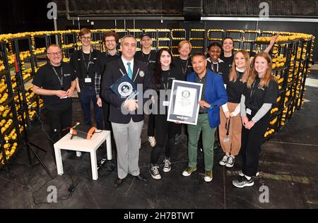 SOLO PER USO EDITORIALE Jack Brockbank, giudice ufficiale Guinness World Records (terza a sinistra) presenta un certificato per batteria esperto, Professor Saiful Islam (quinta a destra) Dalla Royal Society of Chemistry (RSC) e dai volontari della RSC, che vengono presentati con il titolo Guinness World Records per 'la tensione più alta da una batteria di frutta', a Manchester. Data di emissione: Lunedì 22 novembre 2021. Foto Stock