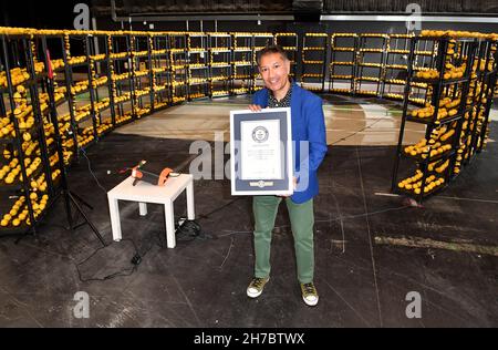 SOLO PER USO EDITORIALE esperto di batteria il Professor Saful Islam della Royal Society of Chemistry (RSC) detiene il certificato in quanto gli RSC sono presentati con il titolo Guinness World Records per 'la tensione più alta da una batteria di frutta', a Manchester. Data di emissione: Lunedì 22 novembre 2021. Foto Stock