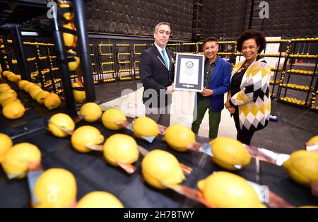 SOLO PER USO EDITORIALE (da sinistra a destra) Jack Brockbank, giudice ufficiale della Guinness World Records, presenta un certificato a Battery Expert, Il professor Saful Islam della Royal Society of Chemistry (RSC) e il dottor Marilyn Comrie OBE come RSC sono presentati con il titolo Guinness World Records per 'la tensione più alta da una batteria di frutta', a Manchester. Data di emissione: Lunedì 22 novembre 2021. Foto Stock