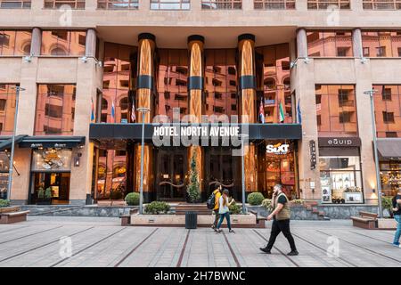 25 maggio 2021, Yerevan, Armenia: Facciata di un lussuoso hotel di North Avenue su una strada pedonale Foto Stock