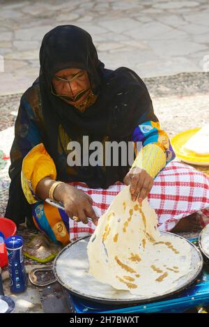 EMIRATI ARABI UNITI, DUBAI, MASCHERA TRADIZIONALE CHIAMATA BARKA Foto Stock