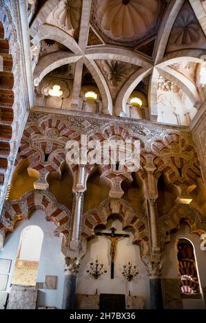 Intreccia archi a lamina e cupola nella Cappella reale della grande Moschea di Cordova, Spagna. Foto Stock