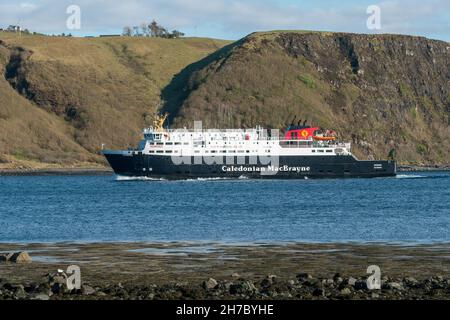 MV Hebrides Caledonian MacBrayne roll on roll off traghetto auto da Tarbert in avvicinamento Uig terminal traghetti, isola di Skye, Scozia, Regno Unito. Foto Stock
