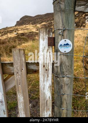 Via Ebridea lunga distanza sentiero segno sul gatepale in legno, isola di Harris, Scozia, Regno Unito Foto Stock