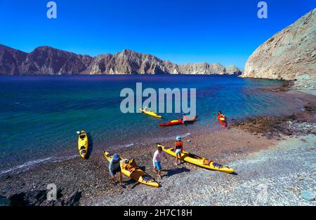 SULTANATO DI OMAN, MUSANDAM, KAYAK DI MARE VIAGGIO NELLA BAIA DI SHAM VICINO AL VILLAGGIO DI KHASAB, MR Foto Stock