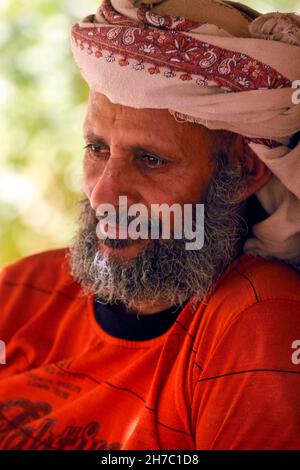 SULTANATO DI OMAN, NIZWA, UOMO CHE VIVE NEL DESERTO DI WAHIBAH NEL SUD DELL'OMAN Foto Stock