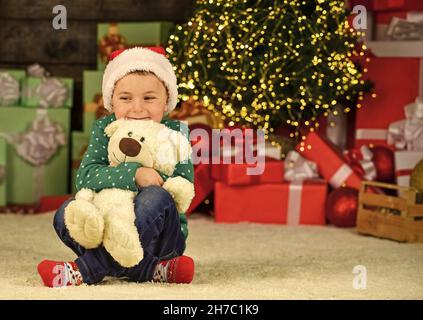 Bambino carino. Divertimento per bambini a casa. Buon natale a tutti. Natale presente. Vacanze invernali. Il bambino felice festeggia l'anno nuovo. Vigilia di Natale. Sogni cari Foto Stock