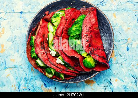 Frittelle di barbabietole farcite di verdure. Cibo sano, cibo dietetico. Foto Stock