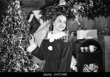 Affitto di accessori per le vacanze. Servizi di noleggio decorazioni. Concetto di vacanze invernali. Noleggio di costumi da carnevale. La bambina festeggia il natale. Felice Foto Stock