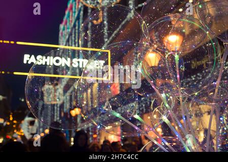 Decorazioni per le vacanze in via Deák Ferenc a Budapest Foto Stock