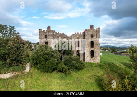 Vista aerea della città storica di Raphoe e il castello rimane nella contea di Donegal - Irlanda. Foto Stock