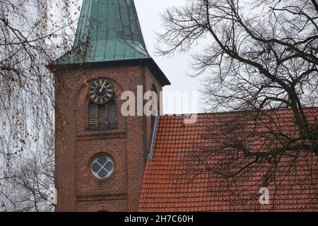 primo piano di un campanile dietro rami e ramoscelli Foto Stock