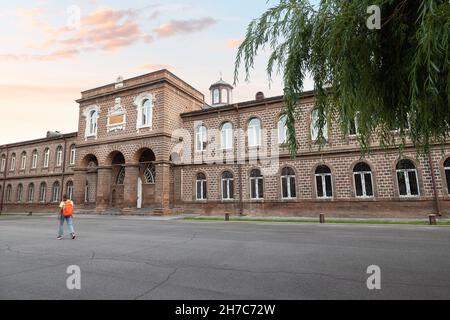 30 maggio 2021, Vagharshapat, Armenia: Edificio del Seminario Teologico Gevorkiano nel complesso di Etchmiadzin. Un grande centro religioso per la formazione dei pri Foto Stock