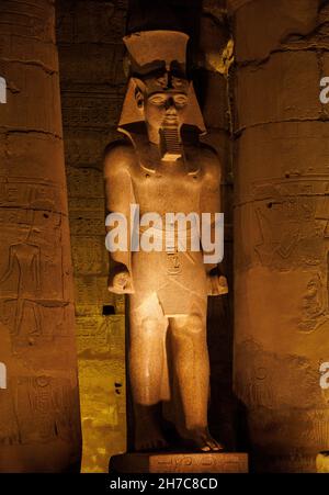 Statua del re Ramesses II nel primo cortile del tempio di Luxor, Egitto Foto Stock