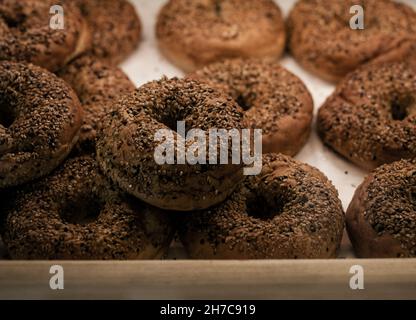 Bagel freschi fatti in casa con semi di sesamo in vetrina Foto Stock