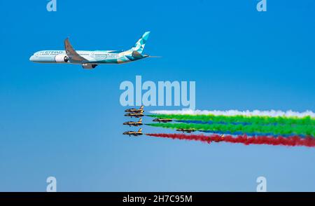 Etihad Airways Boeing 787 Greenliner in formazione con la squadra aeronautica militare al fursan degli Emirati Arabi Uniti al Dubai Air Show 2021 Foto Stock