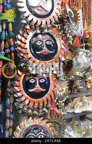 Foto verticale delle arti del sole del volto nel tempio di Durga a Varanasi, India Foto Stock