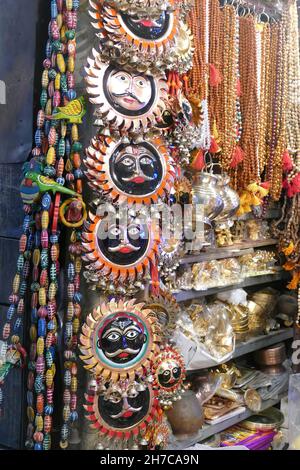 Foto verticale delle arti del sole del volto nel tempio di Durga a Varanasi, India Foto Stock