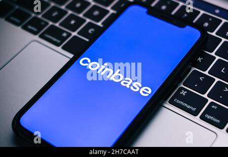 Logo Coinbase sullo schermo dello smartphone. Foto Stock