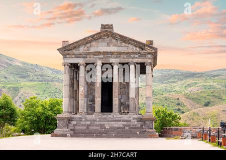 Il Tempio Garni costruito in stile greco-romano nell'ordine ionico è il simbolo principale del turismo e dell'era pre-cristiana nella storia dell'Armenia Foto Stock