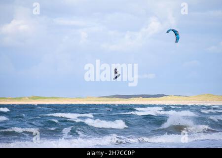 I kite surfisti che catturano l'aria al largo della costa di Co. Sligo nell'Oceano Atlantico al largo della costa occidentale dell'Irlanda. Solo alcuni dei divertimenti sulla Wild Atlantic Way. Foto Stock