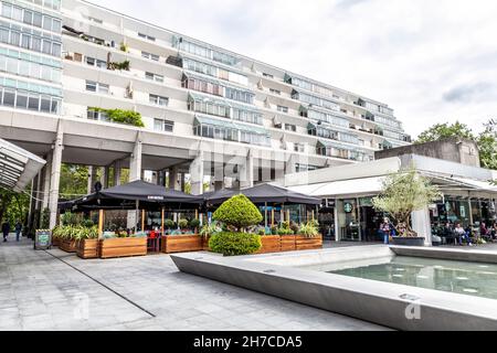 Il Brunswick Center edificio brutalista trasformato in centro commerciale, Londra, Regno Unito Foto Stock