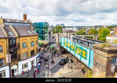 Vista aerea del ponte ferroviario Camden Lock su Chalk Farm Road e ingresso a Camden Market, Camden, Londra, Regno Unito Foto Stock