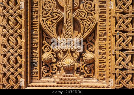 Antico tradizionale khachkar intagliato o cross-stone vicino alla cattedrale di Geghard, vista ravvicinata. Patrimonio e arte armena Foto Stock