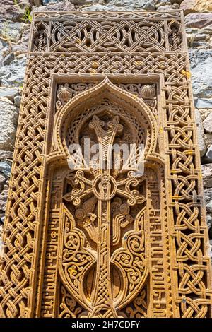 Antico tradizionale khachkar intagliato o cross-stone vicino alla cattedrale di Geghard, vista ravvicinata. Patrimonio e arte armena Foto Stock
