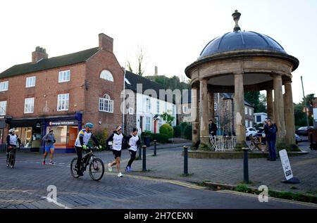 Kevin Sinfield passa attraverso Mountsorrel vicino a Loughborough durante l'Extra Mile Challenge dal Mattioli Woods Welford Road Stadium di Leicester allo Emerald Headingley Stadium di Leeds. Data foto: Lunedì 22 novembre 2021. Foto Stock