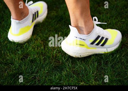 Le scarpe da ginnastica Adidas Ultraboost personalizzate indossate da Kevin Sinfield prima di iniziare l'Extra Mile Challenge dal Mattioli Woods Welford Road Stadium di Leicester all'Emerald Headingley Stadium di Leeds. Data foto: Lunedì 22 novembre 2021. Foto Stock
