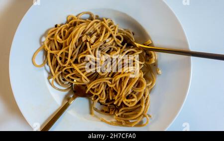 Una ciotola di spaghetti aglio e olio Foto Stock