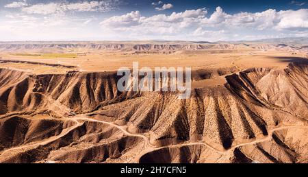 Vista aerea di mesa o cresta a picco piatto in montagna con ripidi pendii in un altopiano di alta quota. Formazioni geologiche e destinazioni di viaggio Foto Stock