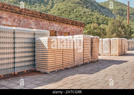 Colli con contenitori di vetro sulla strada vicino ad un magazzino in un impianto di produzione di vino o birra Foto Stock