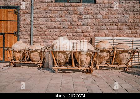 Vasi di argilla - karas armeno tradizionale e Kvevri georgiano sono ampiamente utilizzati nella regione del caucaso per fermentare il vino seppellendo caraffa nel terreno Foto Stock